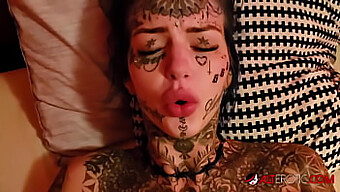 Amber Luke, una mujer tatuada despampanante, desea un pene grande