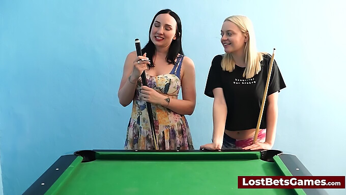 Les belles brunes Sandra Sweet et son amie jouent avec une queue de billard de manière plutôt sensuelle.