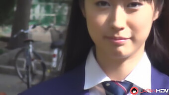 Tomomi Motozawa îi face colegului ei un blowjob umed în uniformă școlară.