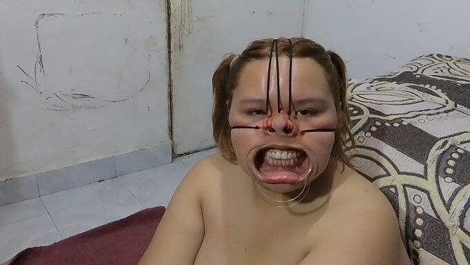 Mujer gordita atada y facializada en BDSM