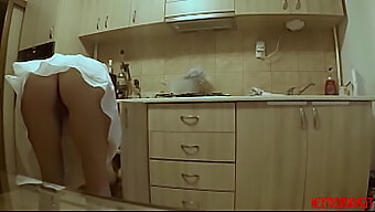 Capturando sigilosamente a mi seductora hermanastra adolescente en la cocina