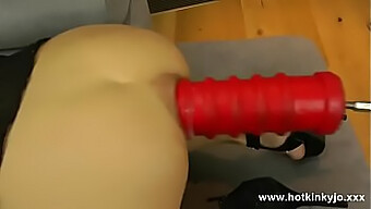 Enorme gay dildo actie in 480p resolutie