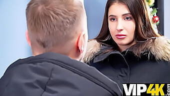 Monica Wet je svedena neodbytným vymahačem dluhů pro vášnivé setkání