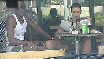 Rencontre interraciale avec un homme noir devant un café - Femme en public