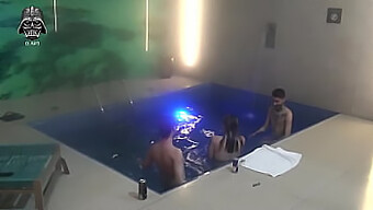 Doble placer, doble diversión: Continuación del trío en la piscina.