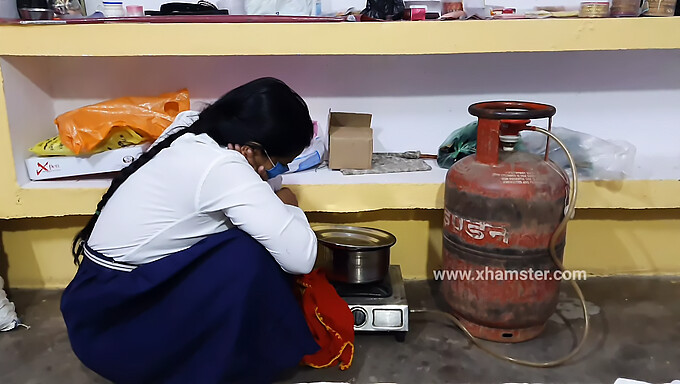 Pelajar sekolah India terlibat dalam seks selepas sekolah yang penuh gairah dengan teman lelakinya.