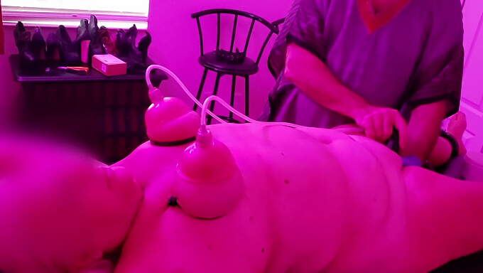 Amateurfrau und devote Ehefrau teilen sich Vibrator in BDSM-Video