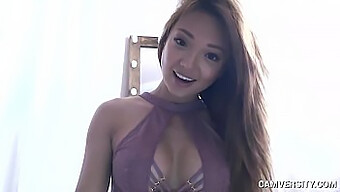 Ayumi Anime Masturbasi di Webcam