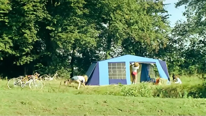 Francúzska skupina sa oddáva vonkajším orgiám v obnovenom vintage filme z roku 1977