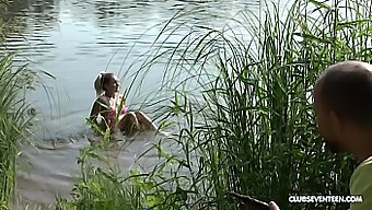 Mary, La Beauté Naturelle, Fait Une Fellation En Plein Air Et Suce Des Boules