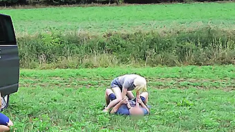 Zažite vzrušenie z dominancie shemale v tomto veselom videu