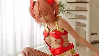 Ragazza Giapponese Adolescente In Sesso Cosplay Con Cenerentola E Jougasaki Mika